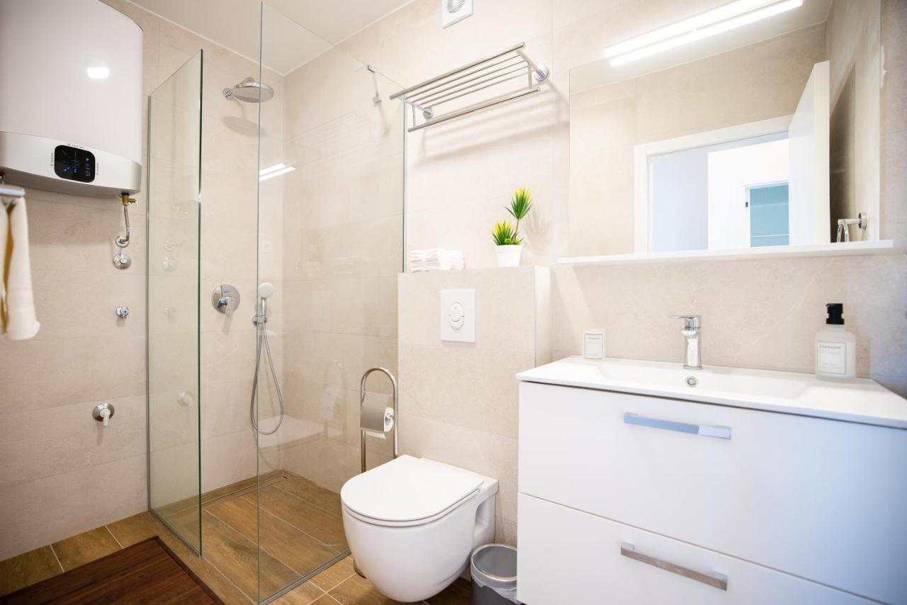 נין Beach Paradise 5 Stars Apartments מראה חיצוני תמונה