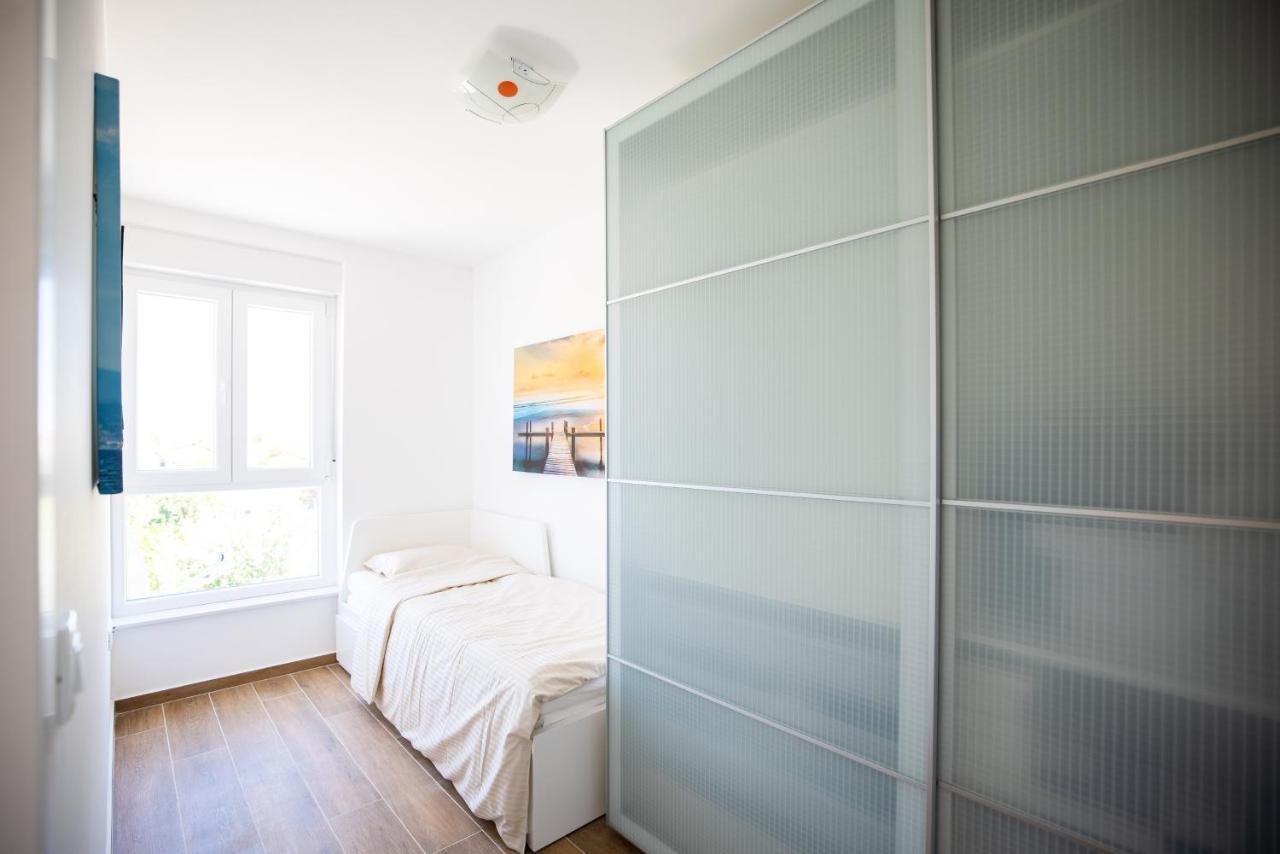 נין Beach Paradise 5 Stars Apartments מראה חיצוני תמונה