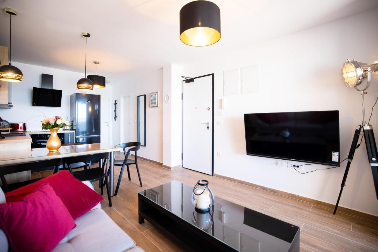 נין Beach Paradise 5 Stars Apartments מראה חיצוני תמונה