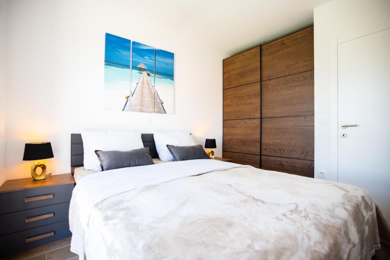 נין Beach Paradise 5 Stars Apartments מראה חיצוני תמונה
